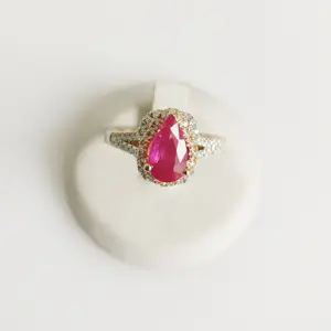 AcheterRobijn- en diamanten ring? Enchérissez de 2000!