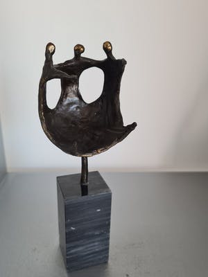 Corry Ammerlaan - Beeld " Samen een geheel / Hand in hand vooruit " kopen? Bied vanaf 35!