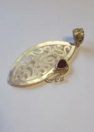 Balinese Barong hanger rijkelijk uitgesneden parelmoer met facetgeslepen Robijn kopen? Bied vanaf 50!