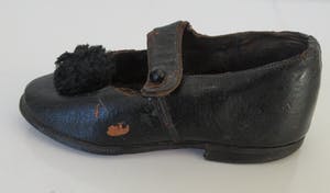 Curiosa - Twee antieke leren kinderschoenen voor een meisje kopen? Bied vanaf 1!