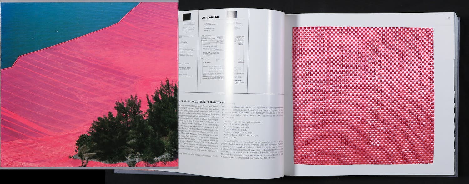 Christo - Boek Surrounded Islands, met stof-monster verkocht voor € 100!