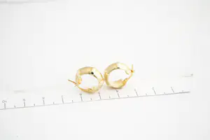 150 - 1 Paar (zo goed als nieuwe) geel-gouden 18 Krt oorringen - bamboe model kopen? Bied vanaf 70!