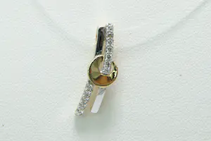 Acheter52- Chique14Krt bi-color gouden hanger met geometrische vormgeving? Enchérissez de 50!