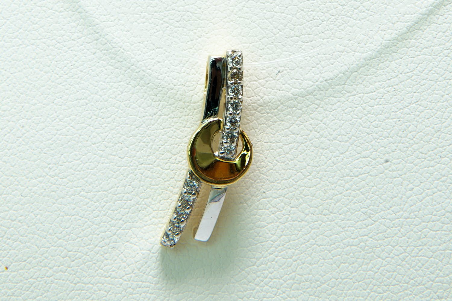 52- Chique14Krt bi-color gouden hanger met geometrische vormgeving kopen? Bied vanaf 50!