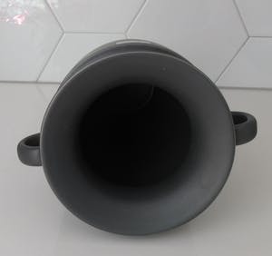 Niet of onleesbaar gesigneerd - Antraciete moderne keramische design amfoor vaas kopen? Bied vanaf 10!