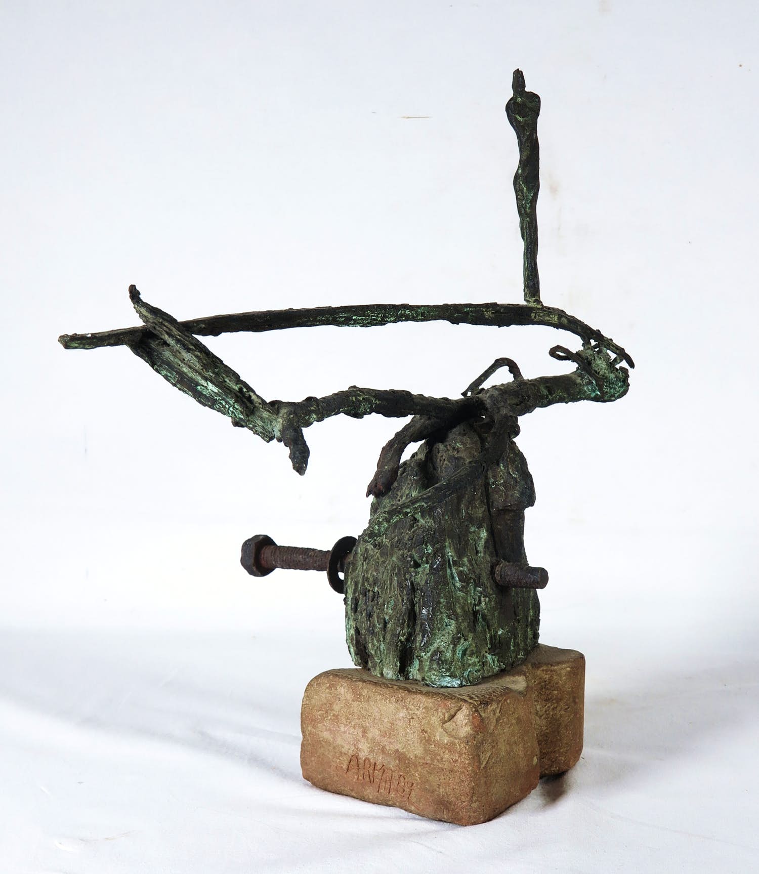 Ad Arma - Karakteristiek bronzen beeld met ijzer op stenen voet kopen? Bied vanaf 350!