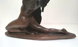 Niet of onleesbaar gesigneerd - Prachtige, grote sculptuur van vrouw met vleugels kopen? Bied vanaf 1!