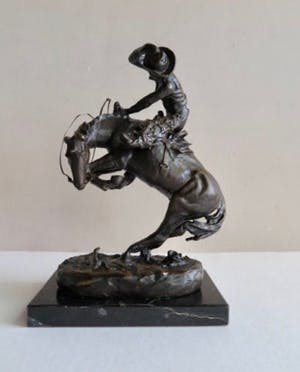 Niet of onleesbaar gesigneerd - Cowboy op steigerend paard met slang op grond - Imposant dynamisch beeld kopen? Bied vanaf 10!