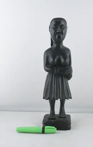 Niet of onleesbaar gesigneerd - Houten beeld, Vrouwfiguur met trommel kopen? Bied vanaf 1!