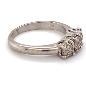18K Goud - witgouden ring met 3 diamantclusters. maat 55,5(17,5) 5,46gr kopen? Bied vanaf 340!