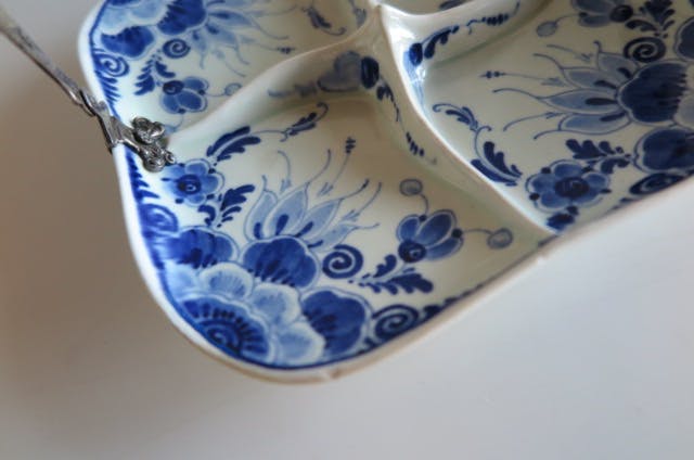 Kunstaardewerkfabriek Regina - Schaal Delfts blauw - Met verzilverd fraai ingesneden hengsel kopen? Bied vanaf 1!