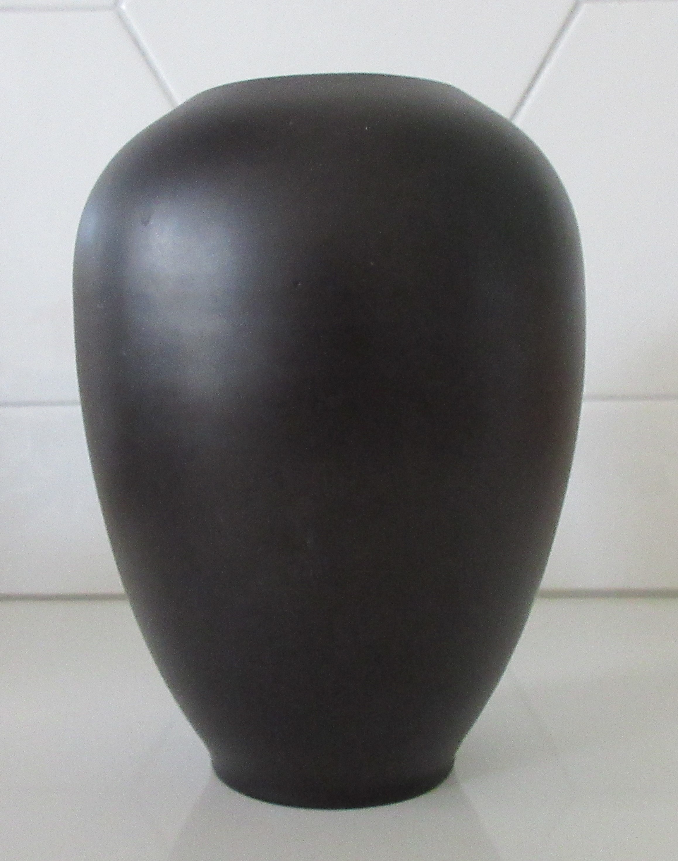 Niet of onleesbaar gesigneerd - Mat zwarte en witte platelen vaas verkocht voor € 1!