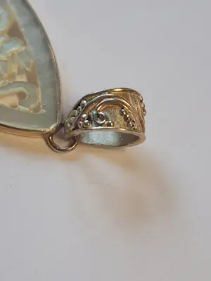 Balinese Barong hanger rijkelijk uitgesneden parelmoer met facetgeslepen Robijn kopen? Bied vanaf 50!