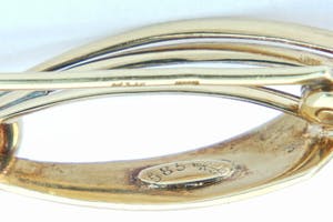 2562- Chique geel-gouden gematteerde Broche / Speld - strikmodel - 14 karaat kopen? Bied vanaf 100!