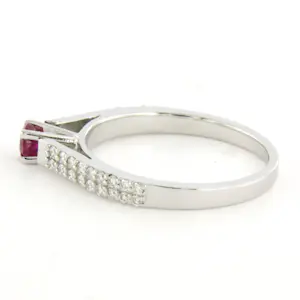 18k gouden ring met robijn tot. 0.25ct en briljant geslepen diamant tot. 0.24ct kopen? Bied vanaf 650!