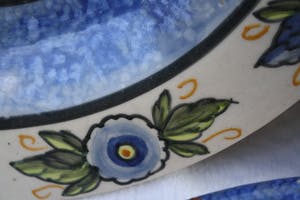 Niet of onleesbaar gesigneerd - Drie Prachtige Keramische Zeer Oude Borden gemaakt in Talaverda (Spanje) en Ver kopen? Bied vanaf 1!