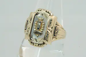 Acheter81- Mooi bewerkte, rechthoekige 10krt BWGG USA Salisbury Elk Lick ring? Enchérissez de 400!