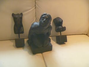 Curiosa - 3 sculpturen - twee torso's en een naakte man op zijn knieen kopen? Bied vanaf 50!