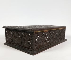 Niet of onleesbaar gesigneerd - Hout, Gesneden schrijfkistje kopen? Bied vanaf 1!