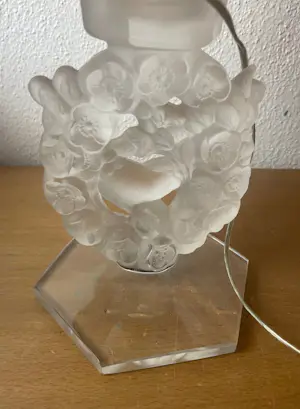 Rene Lalique - Tischleuchte mit Vögeln, gefrostetes Glas kopen? Bied vanaf 490!