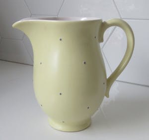 Potterie De Driehoek - Pastel gele melkkan met blauwe polka dots kopen? Bied vanaf 10!