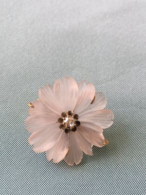 14K Goud - geelgouden broche met bloemvormig gesneden rozenkwarts en diamant kopen? Bied vanaf 90!