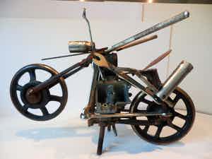 Niet of onleesbaar gesigneerd - METALEN SCULPTUUR MOTORFIETS!!! verkocht voor € 1!