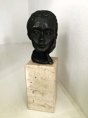 Astrid Veldhuyzen-Koppen - Sculptuur “ LUISTEREN “ verkocht voor € 65!