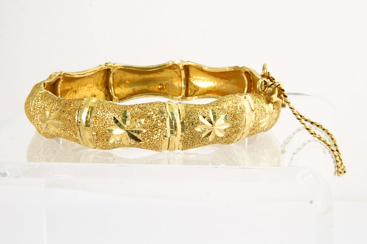 05NV - Grote en zware 18 krt geel-gouden zg. "Bamboe" armband met bloemmotief kopen? Bied vanaf 2120!