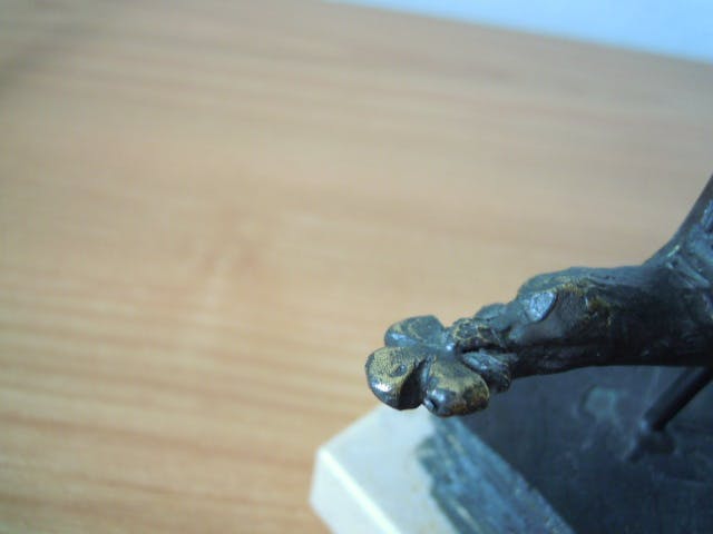 Bernadette Leijdekkers - Bronzen/verbronst beeldje van een vogel met klavertje vier in zijn bek kopen? Bied vanaf 35!