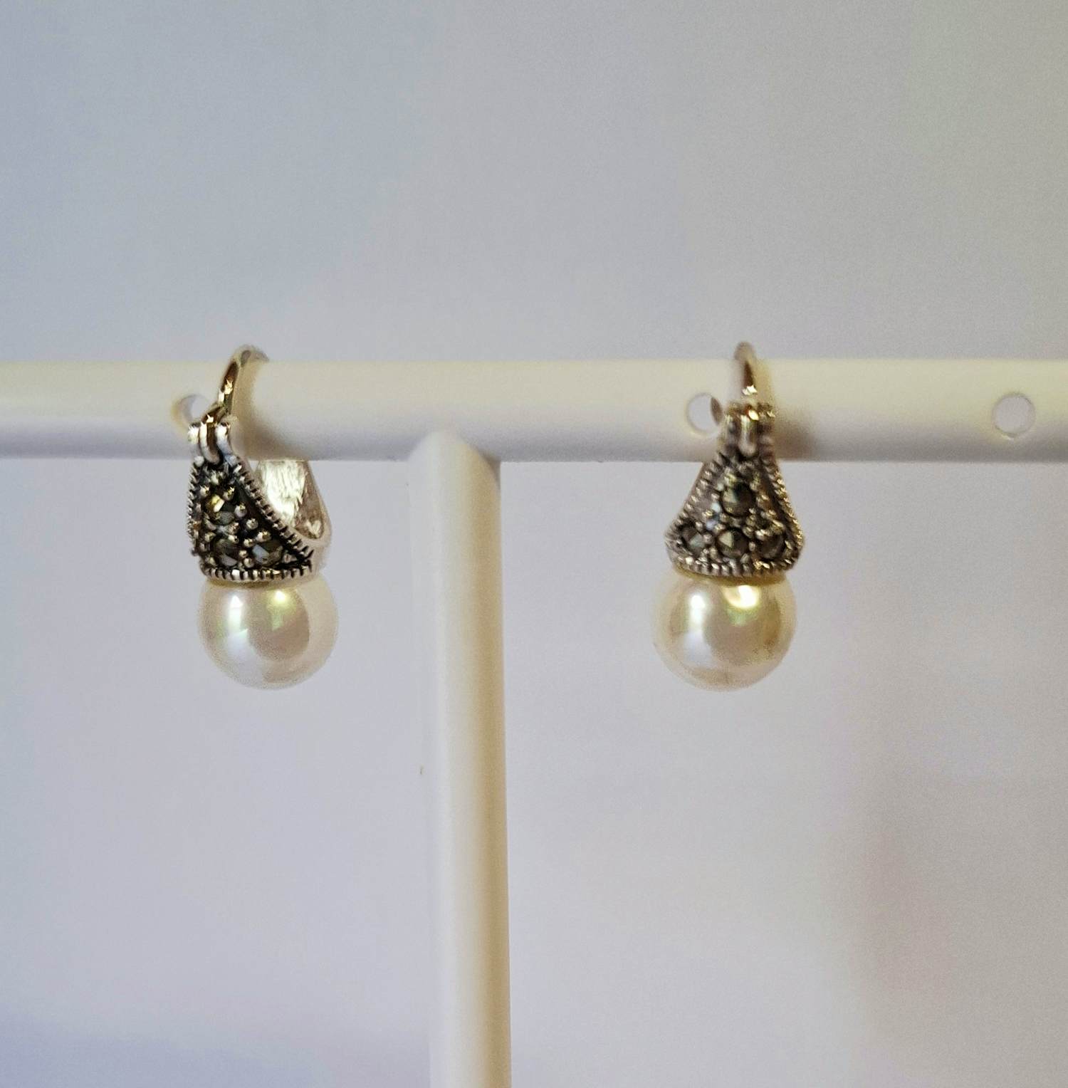 Prachtig zilveren bescheiden  oorbelletjes met  parel verkocht voor € 35!