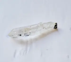 AcheterNieuwe zilveren hanger met ruwe langwerpig bergkristal? Enchérissez de 20!