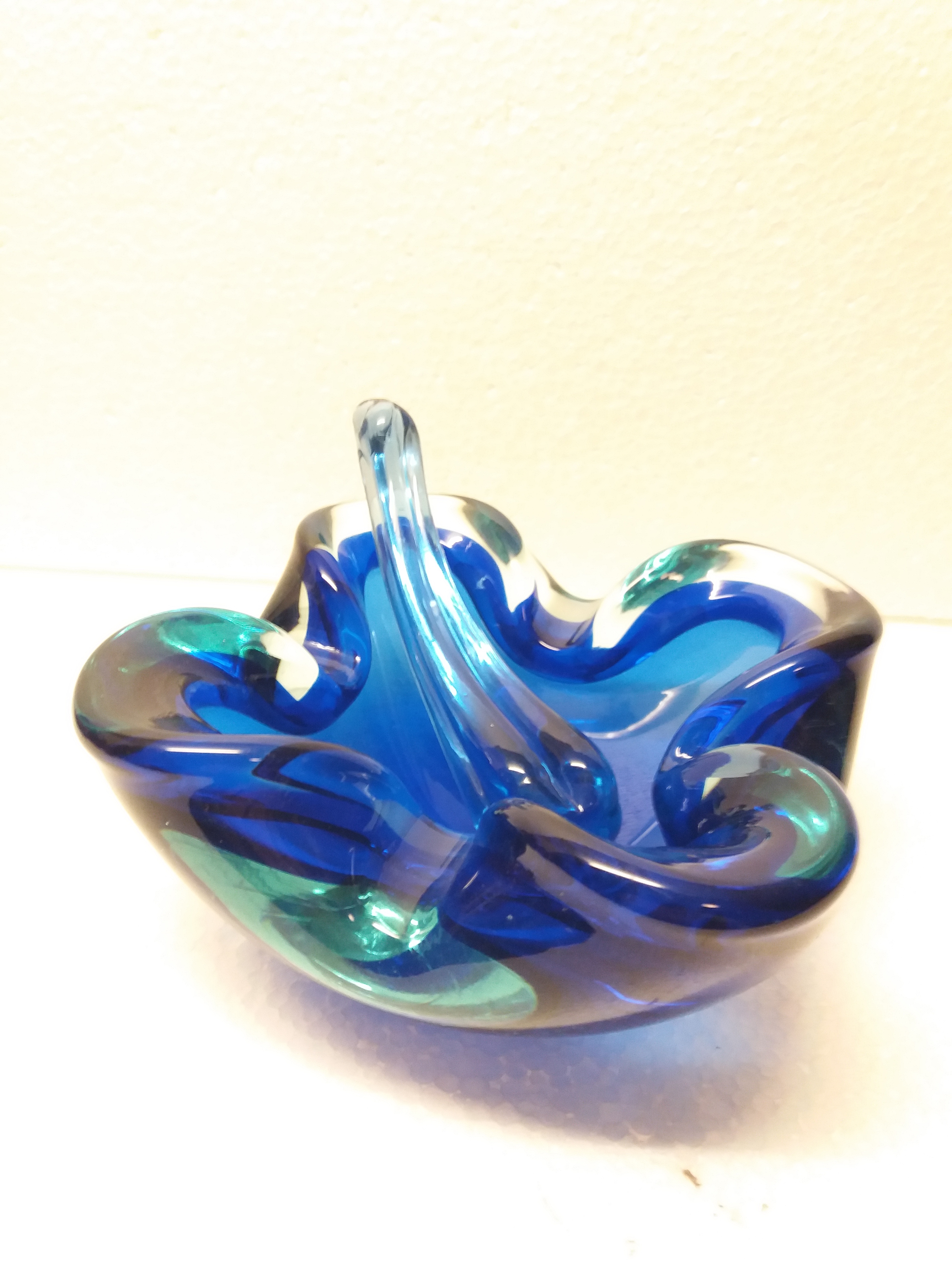 Niet of onleesbaar gesigneerd - onleesbaar signatuur Mooie glazen asbak met stamper kobalt blauw uit jaren '60 kopen? Bied vanaf 1!