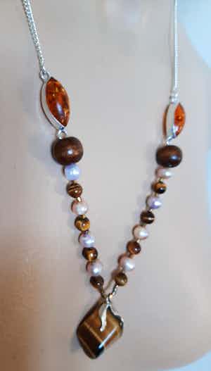 Niet of onleesbaar gesigneerd - Zilver , parel , kattenoog jade verkocht voor € 1!