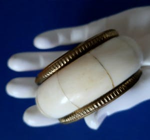Curiosa - Armband uit Tibet - messing , Yak bot - midden 20ste eeuw kopen? Bied vanaf 1!