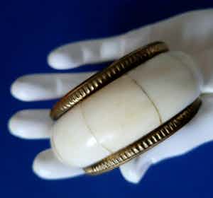 Armband uit Tibet - messing , Yak bot - midden 20ste eeuw verkocht voor € 1!