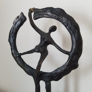 Hans Kuyper - Verbronsd sculptuur op sokkel; Op weg naar het nieuwe. kopen? Bied vanaf 10!