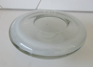 Niet of onleesbaar gesigneerd - Dutz platte ovale blanke en witte glazen kandelaar of votive kopen? Bied vanaf 1!