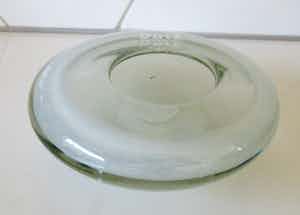 Niet of onleesbaar gesigneerd - Dutz platte ovale blanke en witte glazen kandelaar of votive verkocht voor € 1!