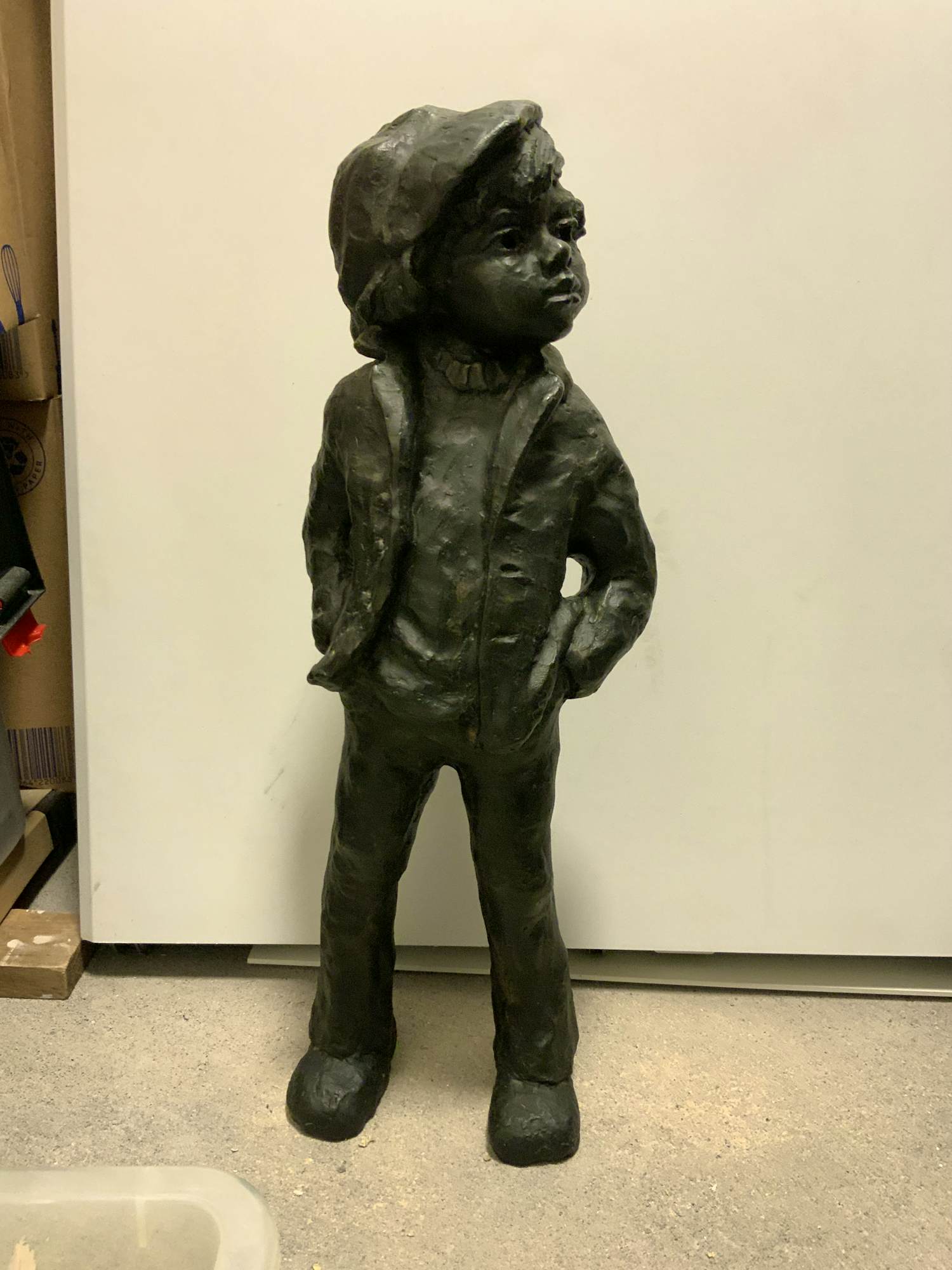 Truus Coumans - Staand beeld van jongetje kopen? Bied vanaf 50!