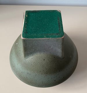 Keramische industrie Loré - Zeldzame brutalistische vaas modelnr B150 ontwerp Matt Camps kopen? Bied vanaf 1!