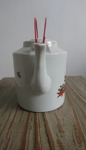 Niet of onleesbaar gesigneerd - Chinese propaganda theepot - Mao's Culturele Revolutie kopen? Bied vanaf 1!