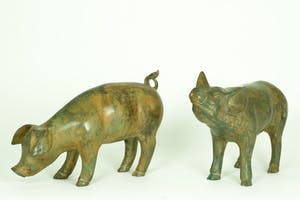 Pierre Chenet - Twee bronzen biggetjes kopen? Bied vanaf 319!