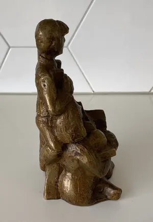 Niet of onleesbaar gesigneerd - Bronzen beeld man op ladder en een vrouw die een kerkcomplex omarmt? kopen? Bied vanaf 1!