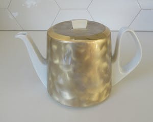WMF - Bauhaus stijl porseleinen theepot van Bauscher Weiden met verzilverde thermo kap kopen? Bied vanaf 35!