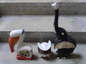 Niet of onleesbaar gesigneerd - pelikaan/olifant/uil verkocht voor € 1!