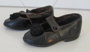 Curiosa - Twee antieke leren kinderschoenen voor een meisje kopen? Bied vanaf 1!