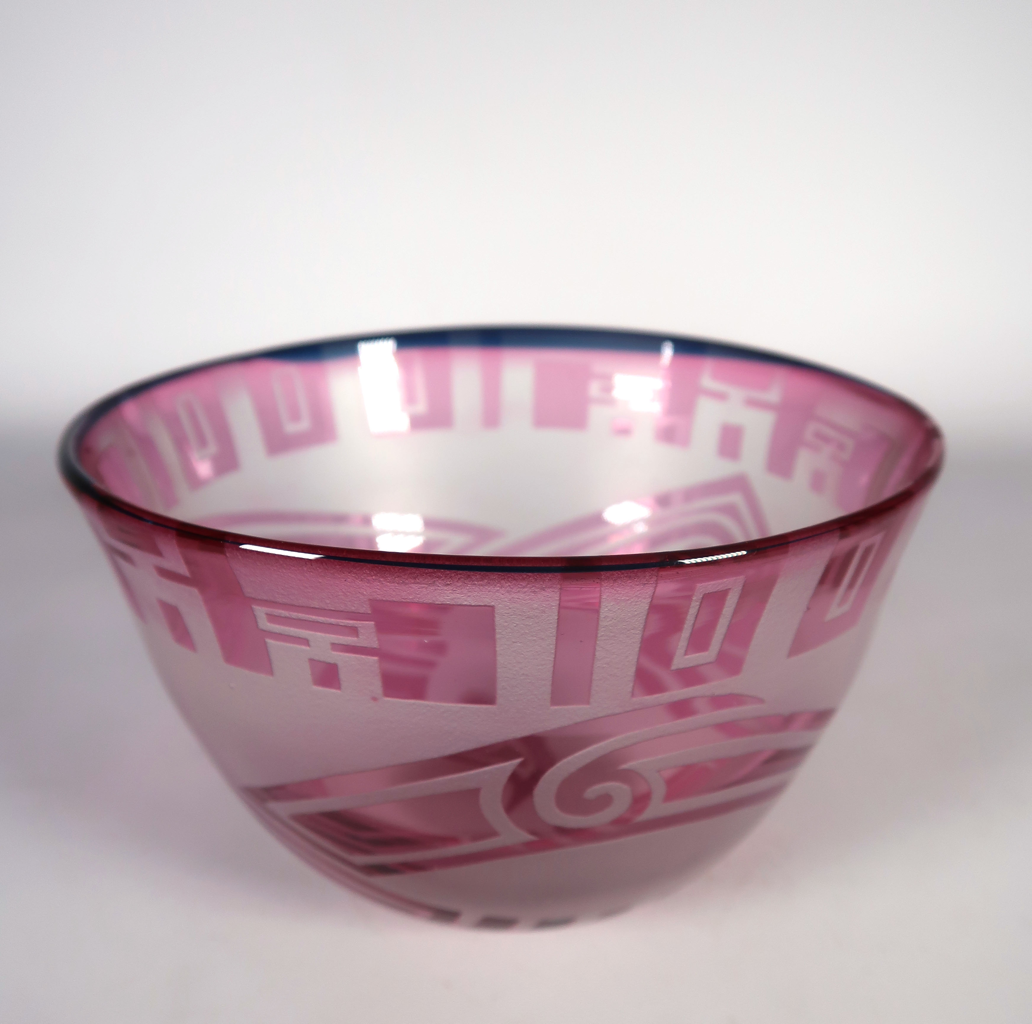 Niet of onleesbaar gesigneerd - Glas, Roze schaal met geometrische patronen kopen? Bied vanaf 1!