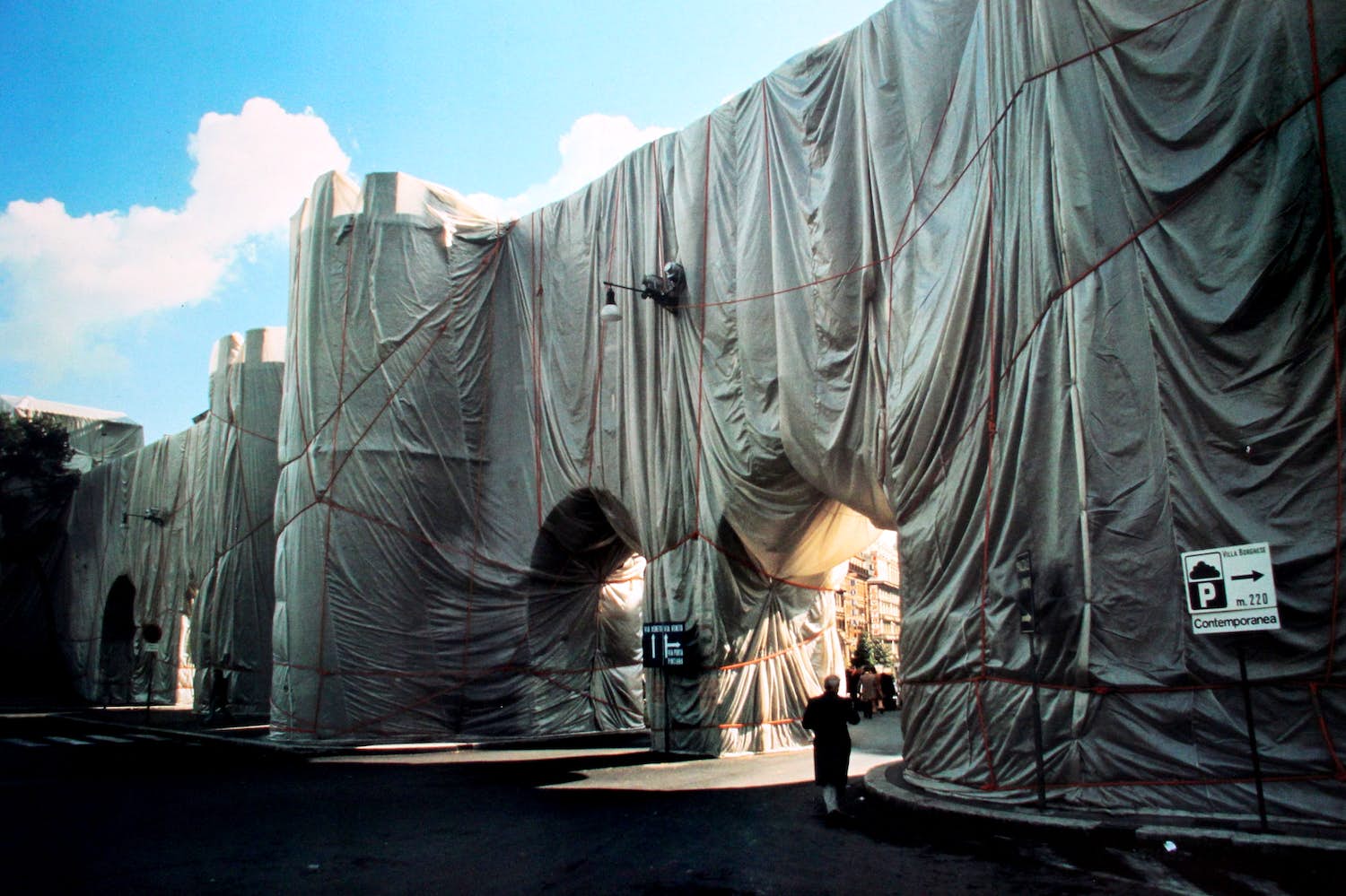 Christo - Ongesigneerde foto litho: The Wall Wrapped, Rome - 1974 verkocht voor € 25!