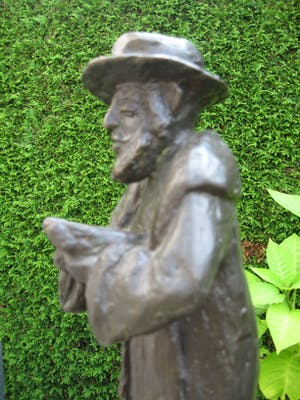 Niet of onleesbaar gesigneerd - Lezend Rabbi met wetsrol kopen? Bied vanaf 1!